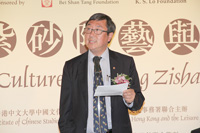 Professor Joseph Sung delivering a welcoming speech at the ceremony. He hailed the treasures from the two collections, comparing them to the supreme Yitian sword and Tulong blade put together (referring to the well-known wuxia novel by Jin Yong [Louis Cha]).